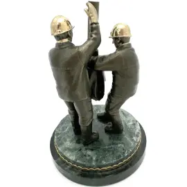 Скульптура бронзовая "Буровики-нефтяники"